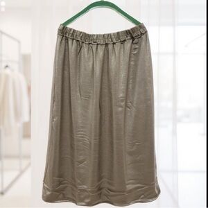 GAP CRINKLE MIDI SKIRT, SIZE LARGE, SILVER WITH SLIT ON LEFT SIDE.